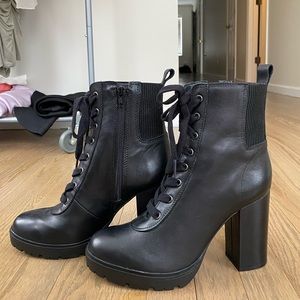 NEVER WORN Steve Madden Booties black